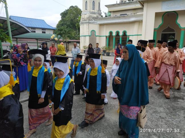 Para Santri Melaksanakan Pawai dan Wisuda di TPQ Bengkalis