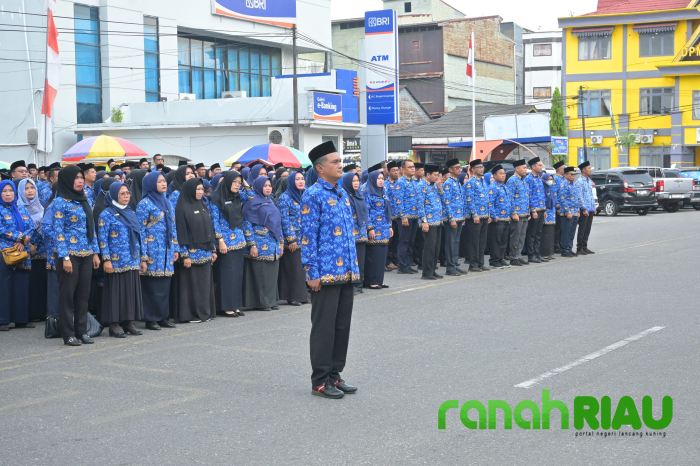 Pimpin Upacara 17 Hari Kerja, Wabup Rohil Ajak ASN Cintai Pekerjaan dan Hormati Pimpinan