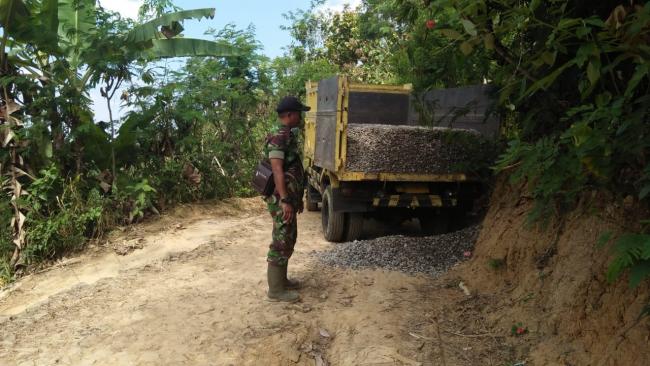 Warga Berharap, Jalan Desa Di Rabat Agar Aman