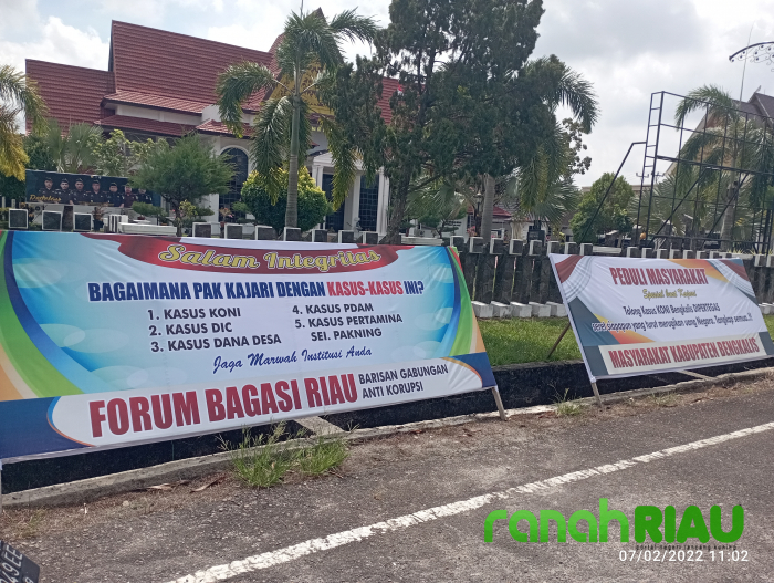 Dugaan Kasus Korupsi, Masyarakat Beri Papan Ucapan di Kantor Kejari Bengkalis