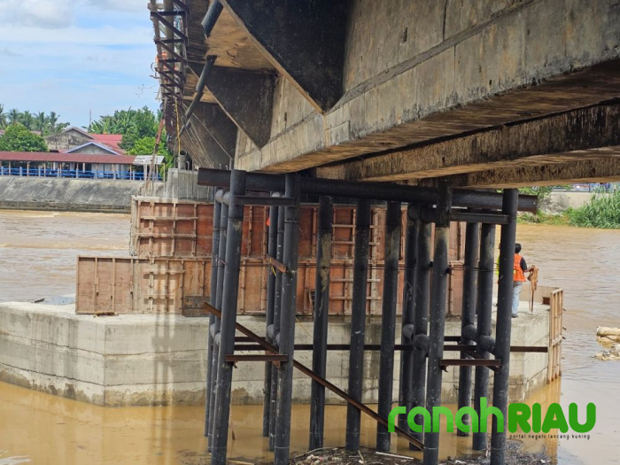 Program Pengerjaan Perbaikan Jembatan Sungai Rokan di Desa Suka Damai Ujung Batu 86 Persen 