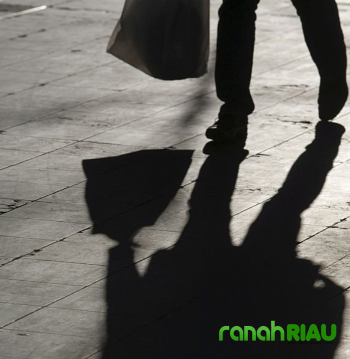 Puisi tentang Refleksi: Kau Tak Asing, karya Syalmiah