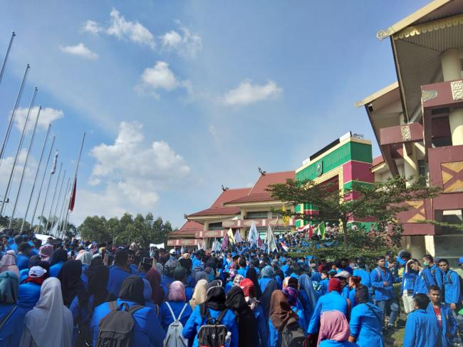 Ribuan Mahasiswa UIR gelar Aksi didepan Gedung DPRD Riau