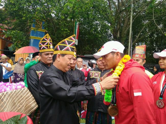  Rio Akbar dan  Raudani Fitri Disuruh Pulang Bupati Mursini, Keluarga Besarnya Terharu