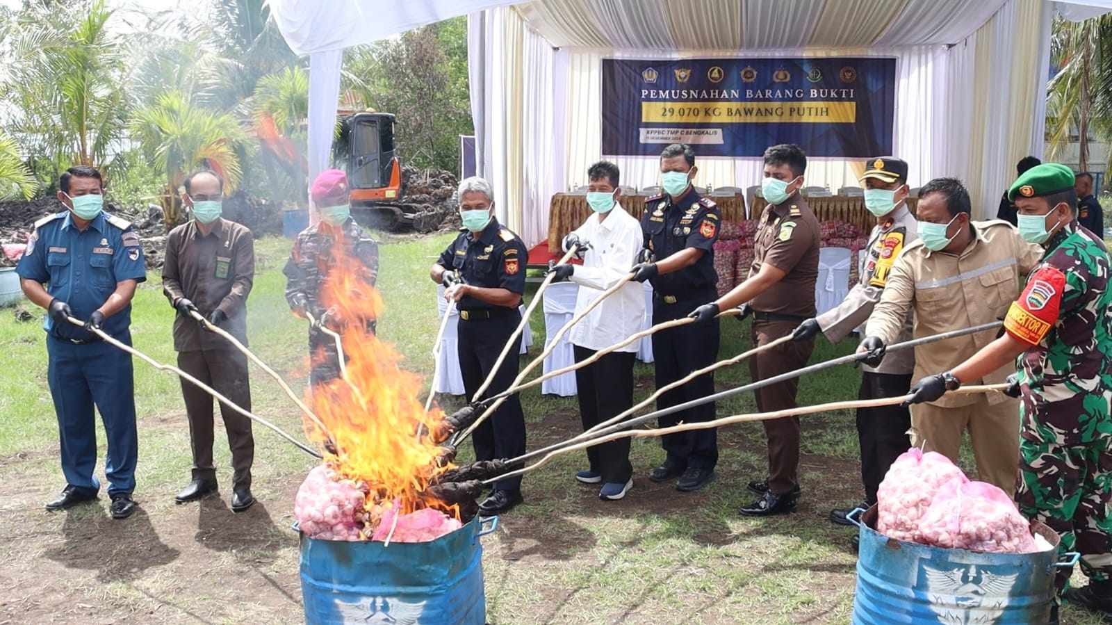 BC Bengkalis Lakukan Pemusnahan 29 Ton Bawang Putih Ilegal Asal Malaysia