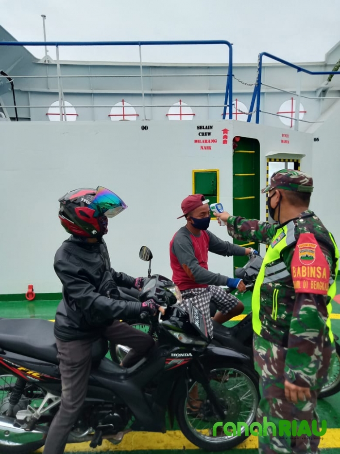 Babinsa Koramil 01 Bengkalis dan Dishub Cek Suhu Tubuh Penumpang