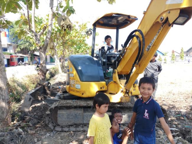 Excavator Menjadi Pusat Perhatian Anak-Anak pada TMMD Kodim 0716/Demvak.