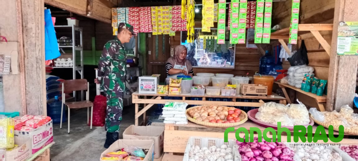 Pastikan Harga Sembako Stabil, Babinsa Cek Harga Pangan di Kios Milik Warga