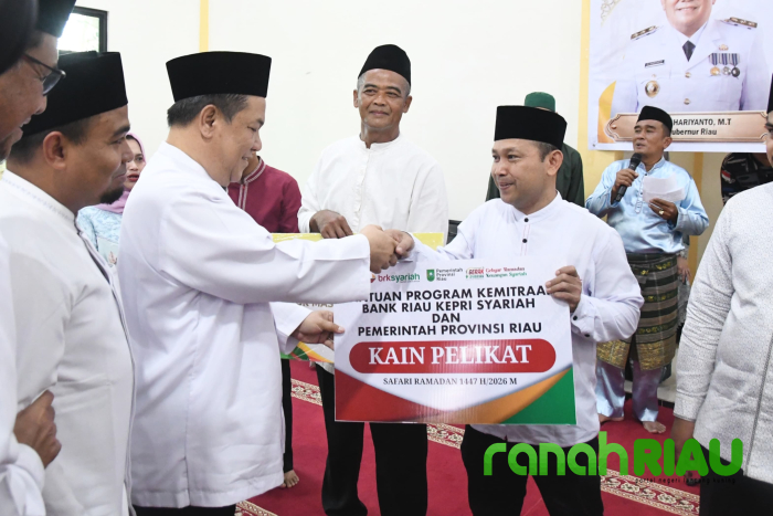 Plt Gubri SF Hariyanto Serahkan Bantuan Kemitraan BRK Syariah di Desa Muara Basung