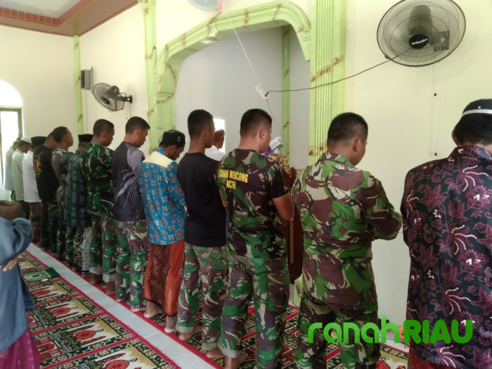 Satgas TMMD Kodim Inhil Sholat Berjamaah Dengan Masyarakat