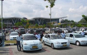 Bandara SSK II Berlakukan Pungutan Taksi