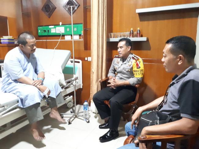 Takzim Dengan Ulama, Wakapolresta Pekanbaru Besuk Ustadz Dasman Yahya di Rumah Sakit