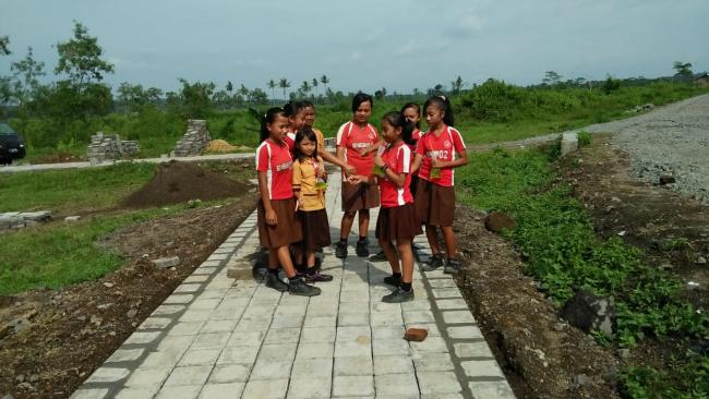 RTH Hampir Selesai ,Siswa SDN 02 Gunungmalang Mulai bermain.