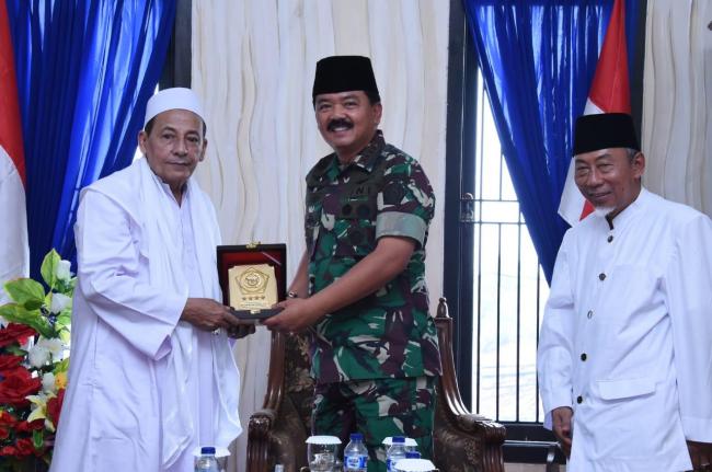 Panglima TNI Silaturahmi dengan Pengajian Kliwonan Kanzus Sholawat di Pekalongan