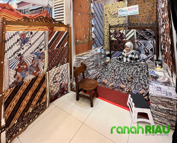 Setia pada Lilin, bukan Printing: Dimas Batik Jadi Penjaga Terakhir Batik tulis Tasikmalaya