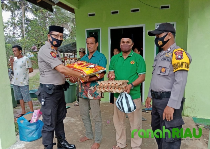 Kapolsek Hulu Kuantan Serahkan Bantuan Kepada Keluarga Korban Pelaku PETI