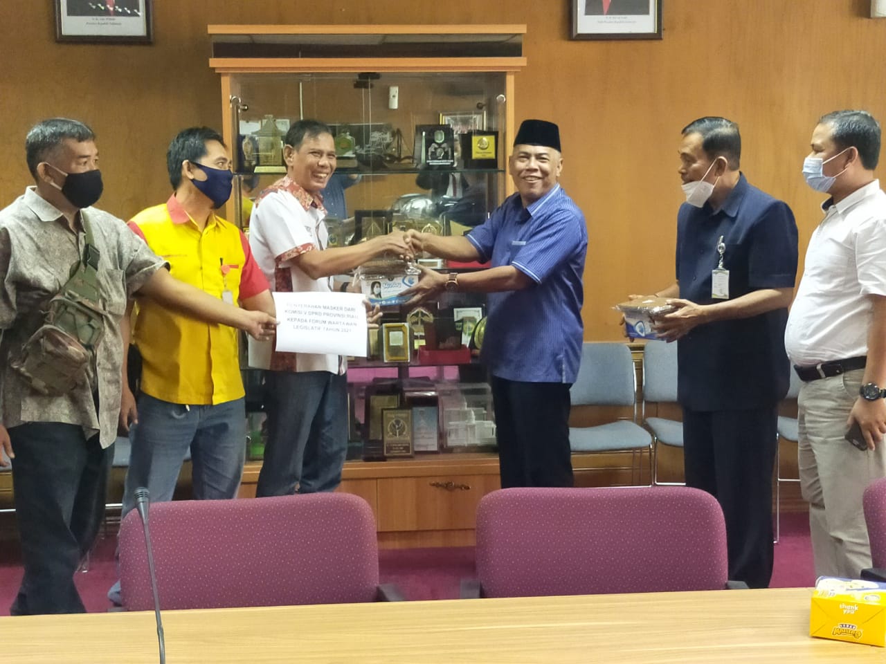 Dukung Program WPR Komisi V DPRD Riau Serahkan 1250 Masker