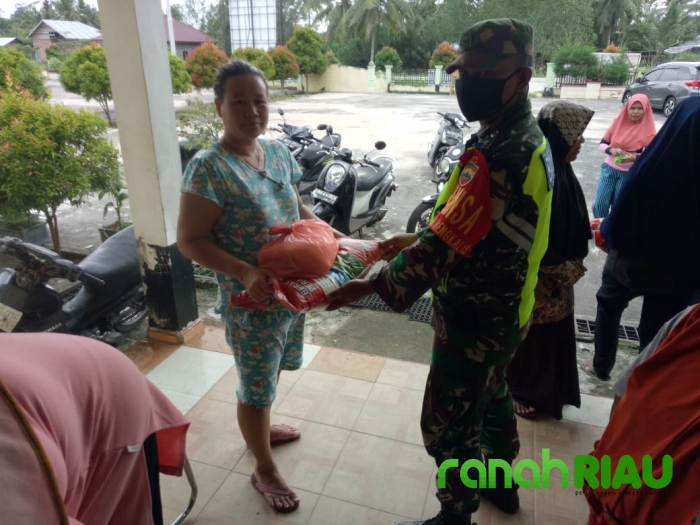 Babinsa Koramil 01 Bengkalis Membantu Proses Penyaluran Bantuan Sembako