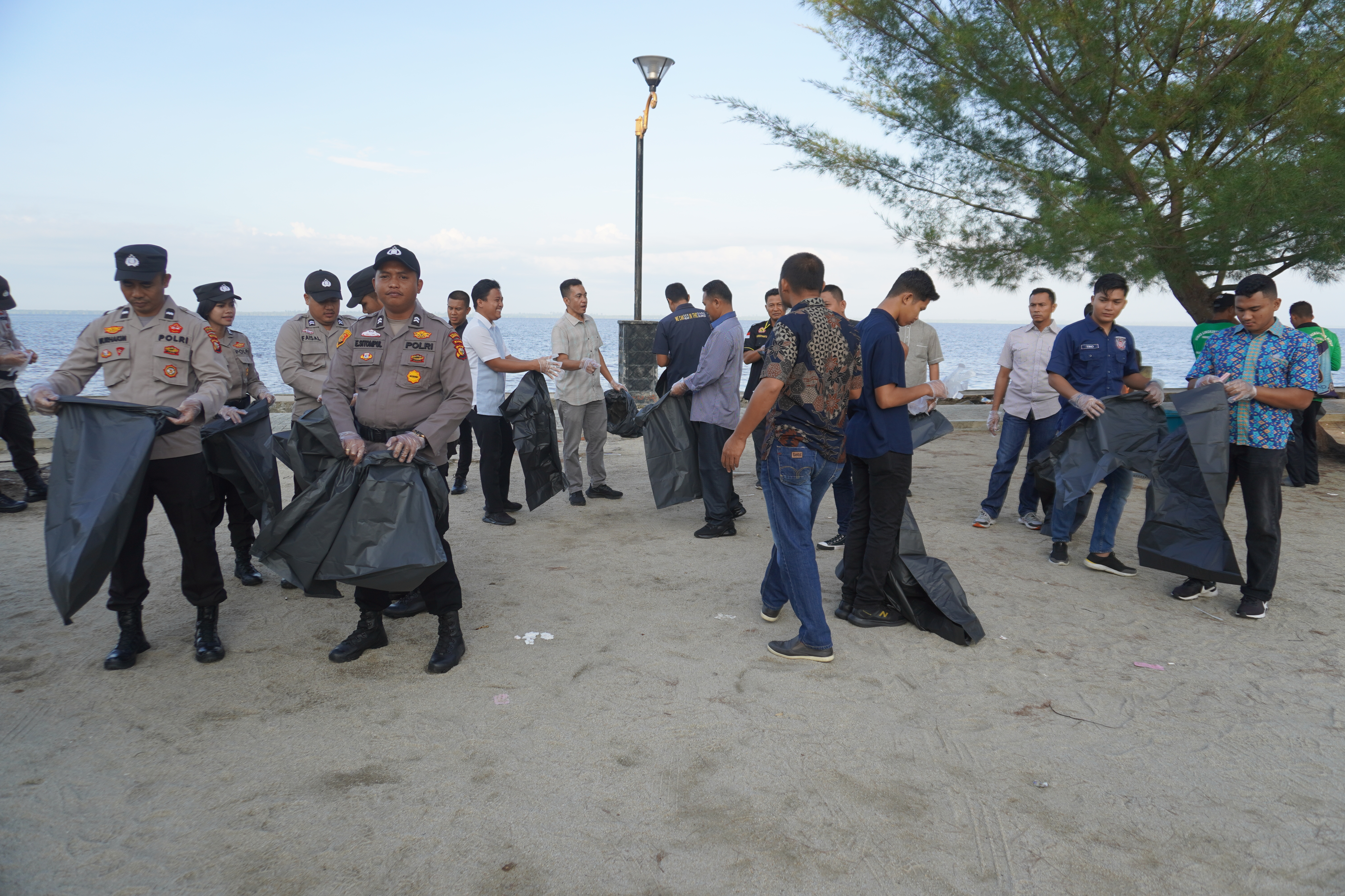 Polres Bengkalis dan Forkopimda Gelar Peduli Lingkungan Bersih di Dua Lokasi Pantai