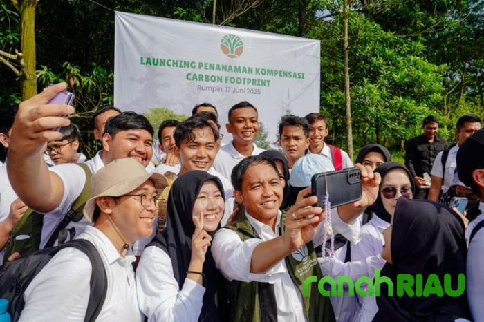 Wujud nyata kurangi Jejak Karbon, Menhut Juli Antoni pimpin Kick Off Penanaman Pohon