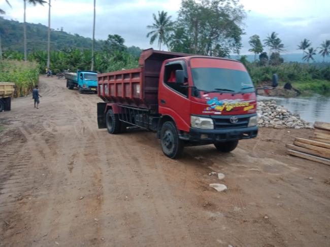 Siap Bantu TMMD 104 Donggala, Pasukan Pengangkut Material yang Selalu Siap Siaga.