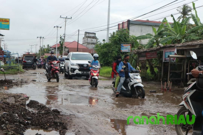 Masyarakat Kesulitan Melintas Akibat Jalan Provinsi di Sungai Beringin Rusak Parah