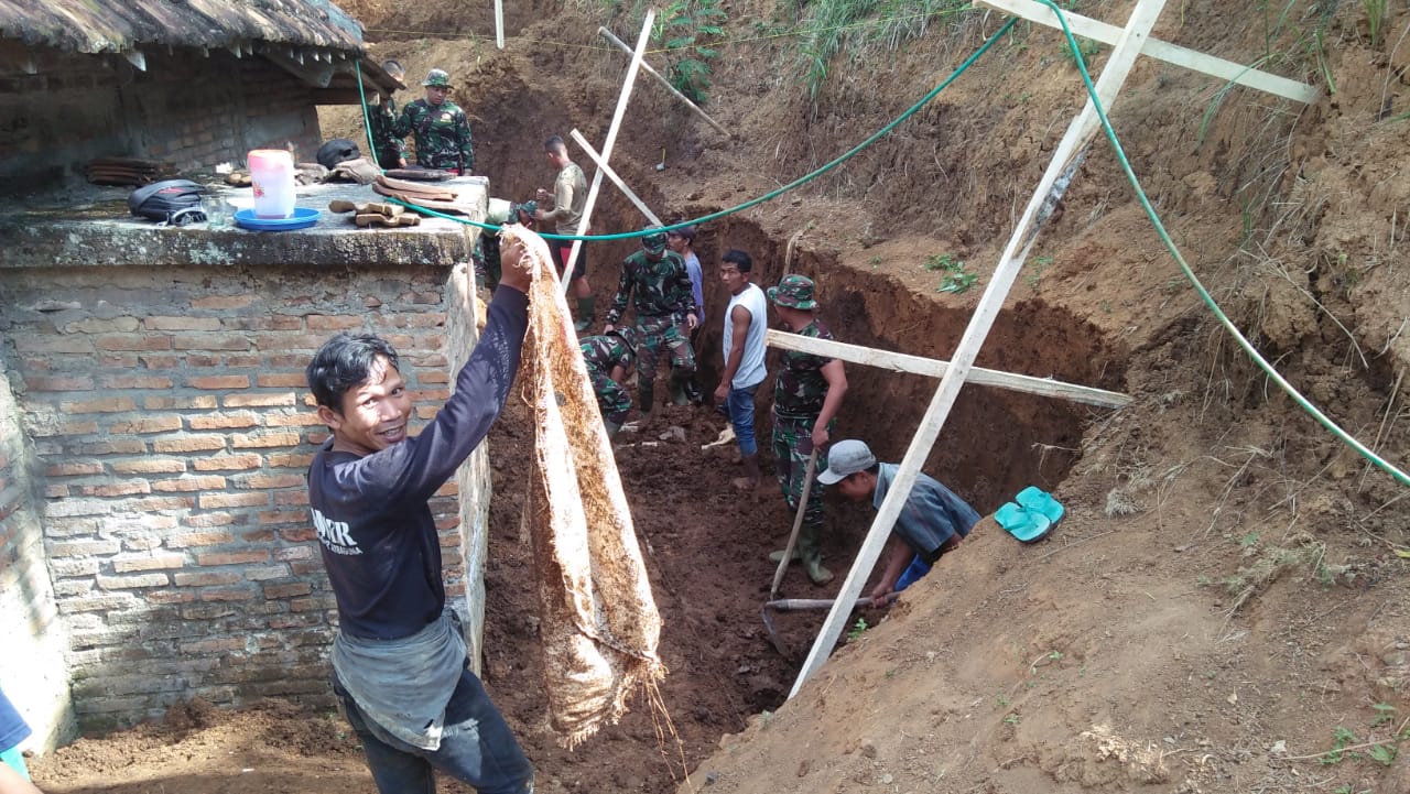 . Antusiasme Warga Mendukung Satgas TMMD  Trenggalek