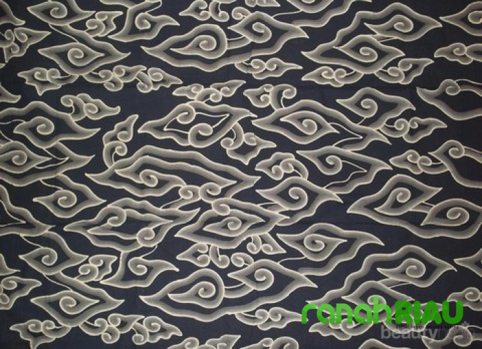 Puisi tentang Budaya: Batik Mega Mendung Karya Ibune Daniel