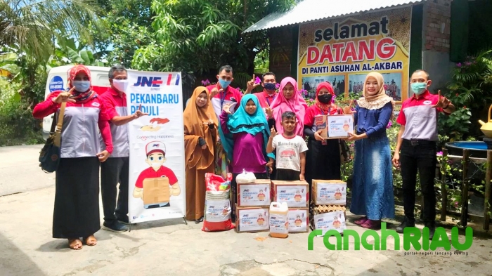 Program Bahagia Bersama JNE Pekanbaru berbagi dengan Panti Asuhan