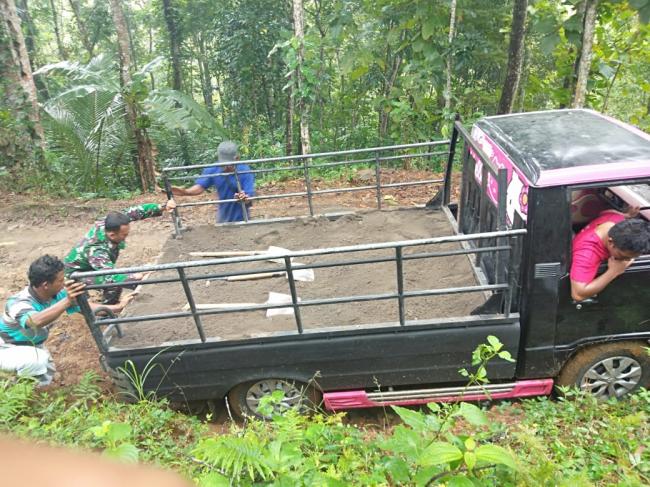 . Rabat Jalan di Dusun Pule Sedikit Ekstrim 
