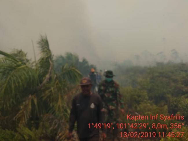 Kebakaran Makin Meluas, Personil TNI dan Masyarakat Antusias Memadamkan Api