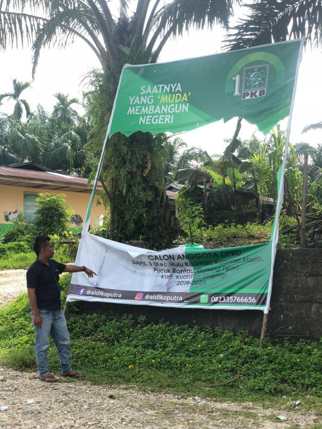 Baliho Salah Satu Caleg Dirusak OTK