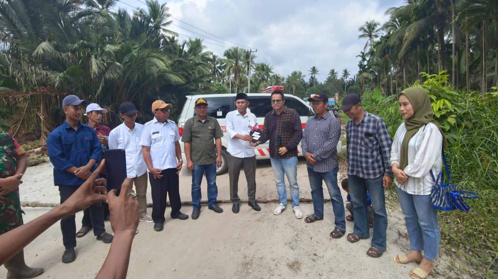 Reses ke Dapil, Agus Triansyah Serahkan Satu Ambulance untuk Masyarakat GAS