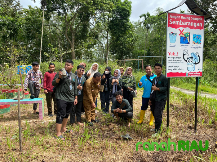 KKN Mahasiswa UMRI desa Sri Gemilang taja program tanam bibit kelapa dan ketapang di Hutan Mangrove