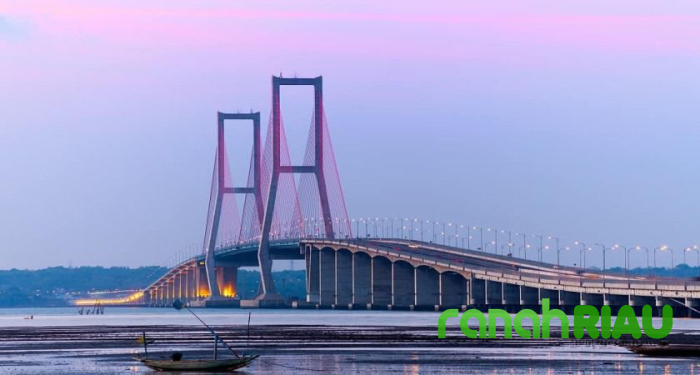 Nekat! Jam 3 Pagi, Komplotan Nelayan Panen besi Penyangga Jembatan Suramadu