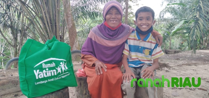 Syaiful Bahagia Terima Bantuan Parcel Lebaran