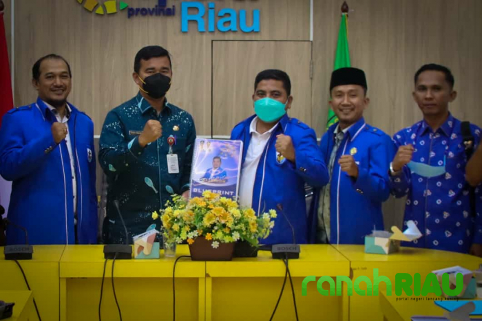Ketua KNPI Nasaruddin serahkan Blueprint ke Kadispora Riau