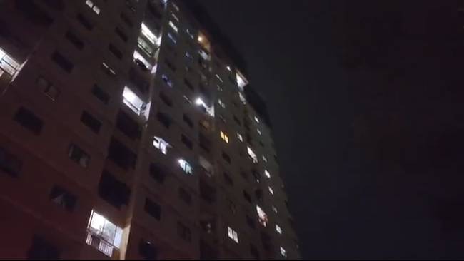 Heboh.. Empat orang dari Sekeluarga bunuh diri Lompat dari Apartemen 22 Lantai