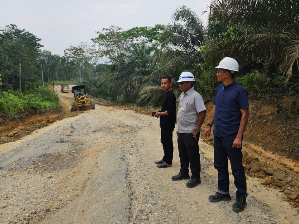 Permudah Transportasi Warga, PT SUN Lakukan Perbaikan 7 KM Jalan Sp. Sambung - Sungai Bawang