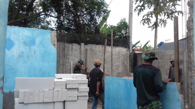 Kapendam Jaya :, Satgas Distribusikan Material Renovasi Rumah Warga