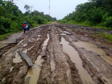 Jalan Poros Pulau Rupat Rusak Parah, Begini Penampakannya