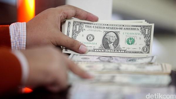 Rupiah Terus Loyo Lawan Dolar AS, APBN Bisa Tekor