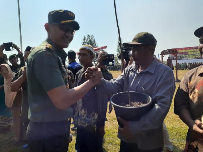  Danrem Serahkan Bantuan Kepada Warga Sasaran TMMD
