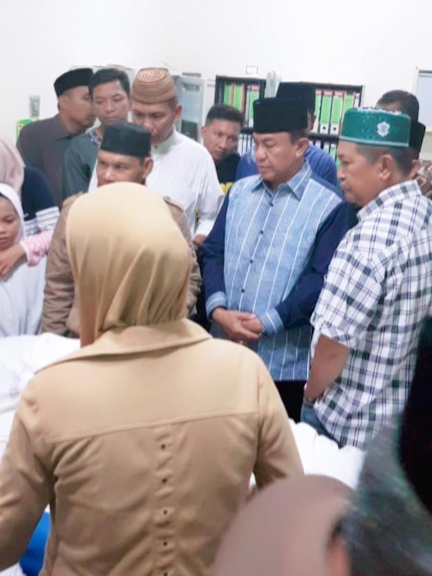 Bupati HM.Wardan Melayat H.Muslimin Mabbate Eks Wakil DPRD Inhil di RSUD Puri Husada Tembilahan