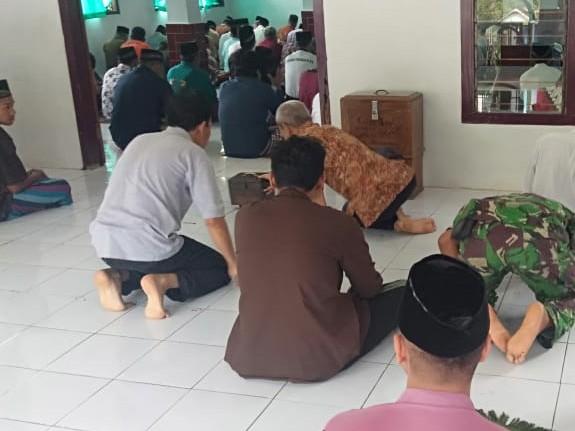 Solat Jumat, Anggota Kodim Trenggalek Tak Lupa Isi Kotak Amal