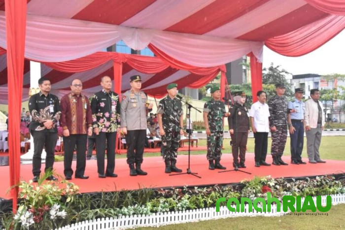 Prosesi Pedang Pora Iringi Acara Pisah Sambut Danrem 031 Wira Bima di Mapolda Riau 