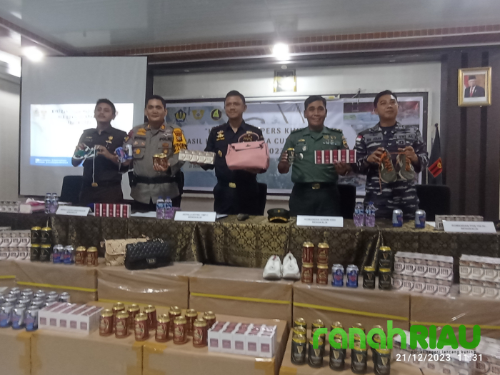 Agoes Widodo Pimpin Konferensi Pers Hasil Kinerja Capaian Penindakan BC Bengkalis Tahun 2023