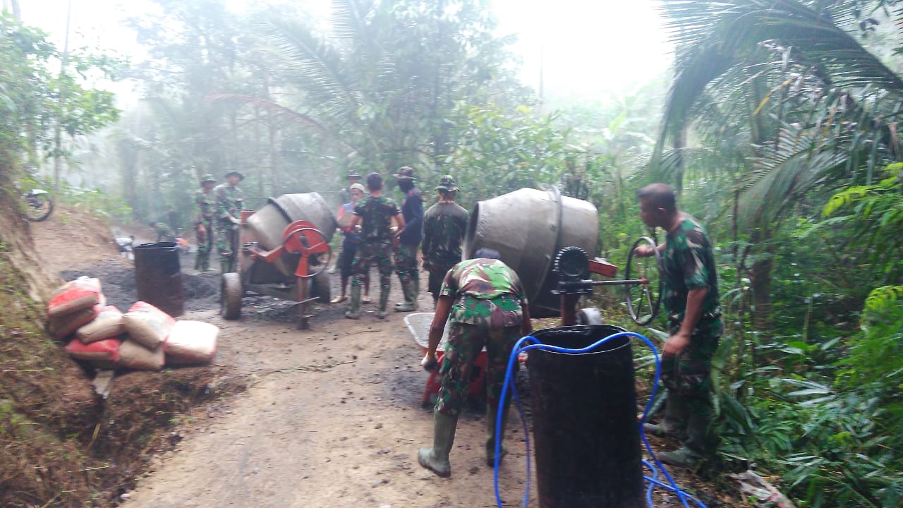 Meski Hujan,  Satgas TMMD Getol Wujudkan Jalan Terjal
