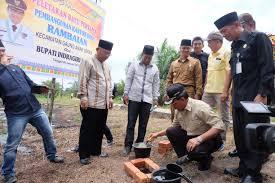 Bupati Inhil Lakukan Peletakan Batu Pertama Pembangunan Kantor Desa Rambaian