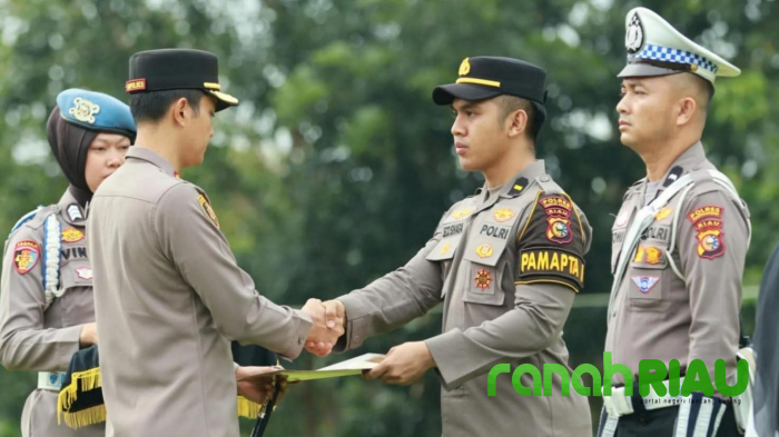 Kapolres Kuansing Berikan Penghargaan Kepada Empat Personel Berprestasi